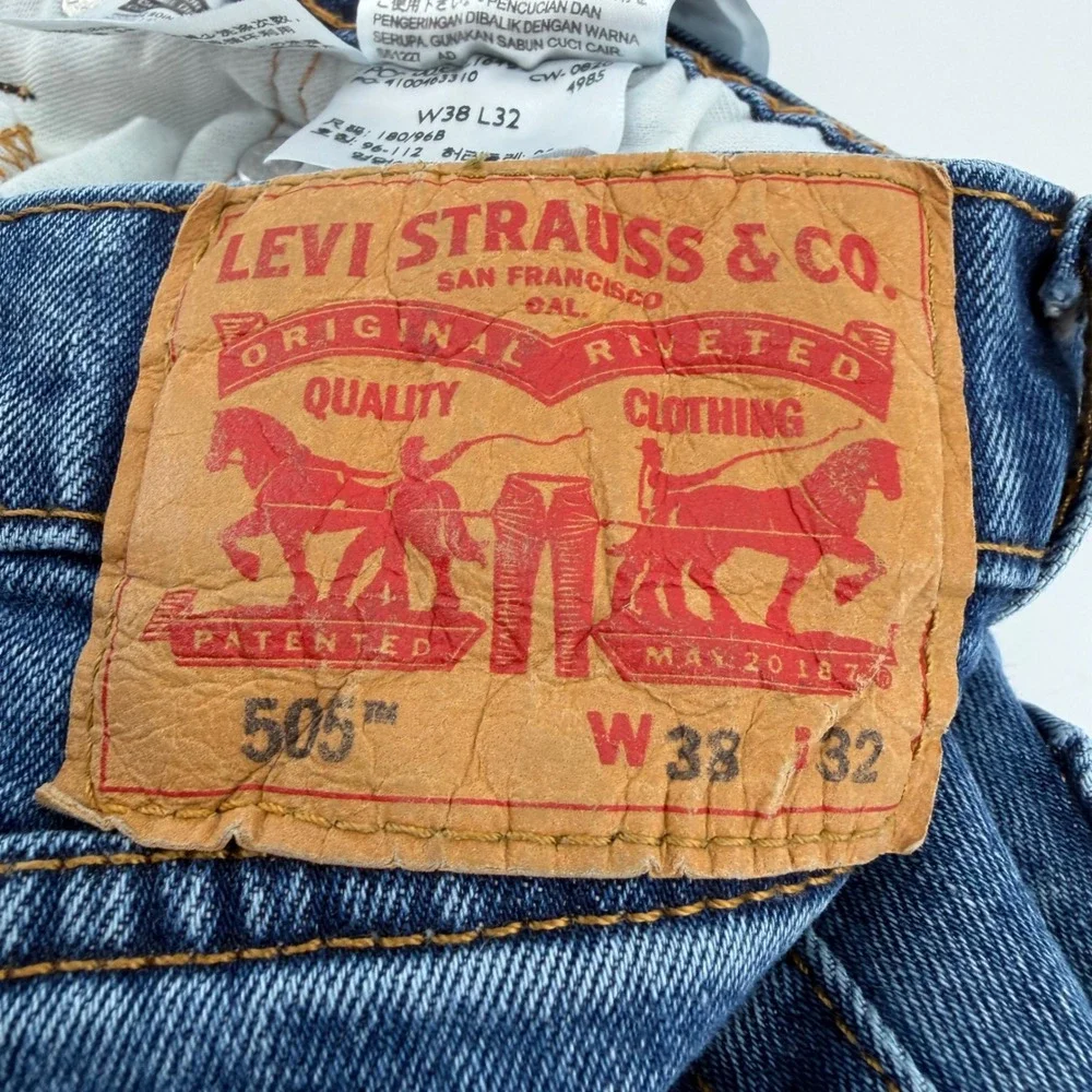 Levi's Jeans Mens 38x32 Blue 505 Regular Fit Straight Leg Medium Wash Denim